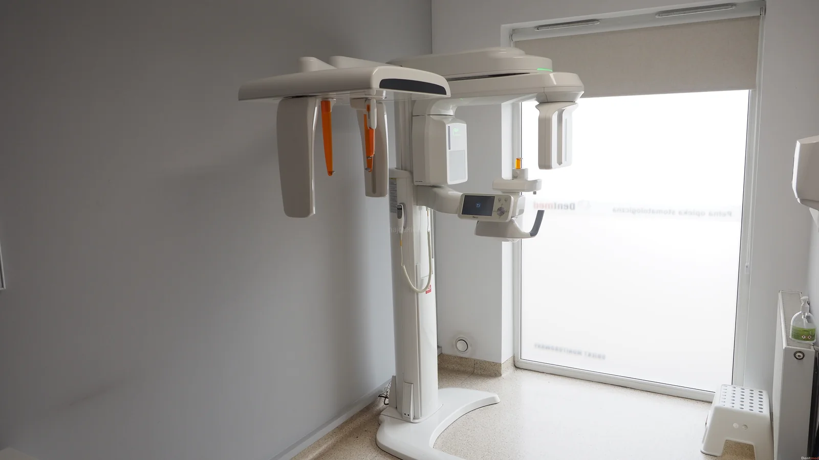 Aparat do stomatologicznych badań obrazowych w wydzielonym pomieszczeniu