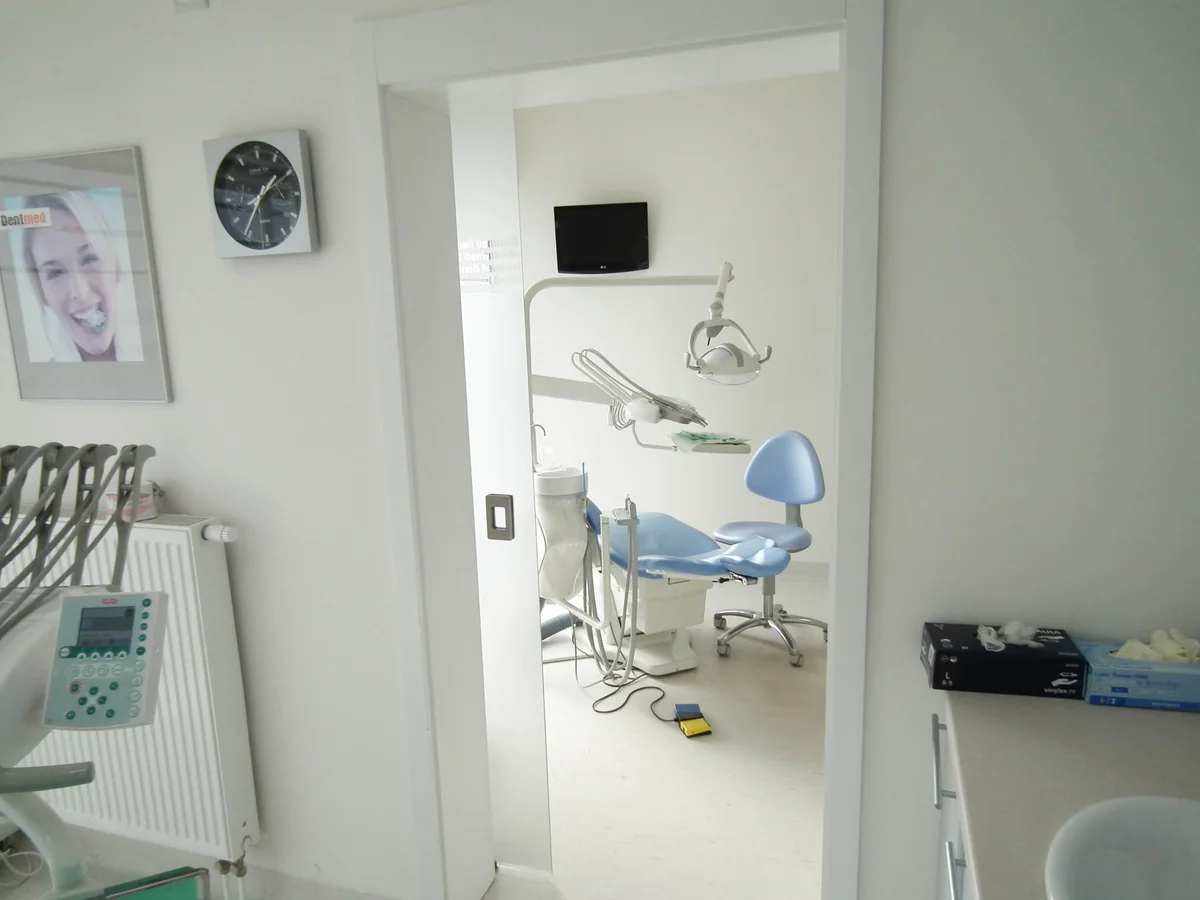 Wejście do gabinetu z widocznym fotelem i stanowiskiem pracy