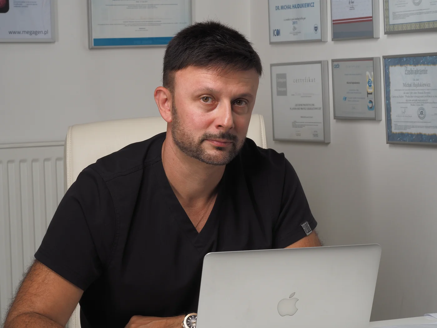 Michał Hajdukiewicz przy komputerze w gabinecie Dentmed